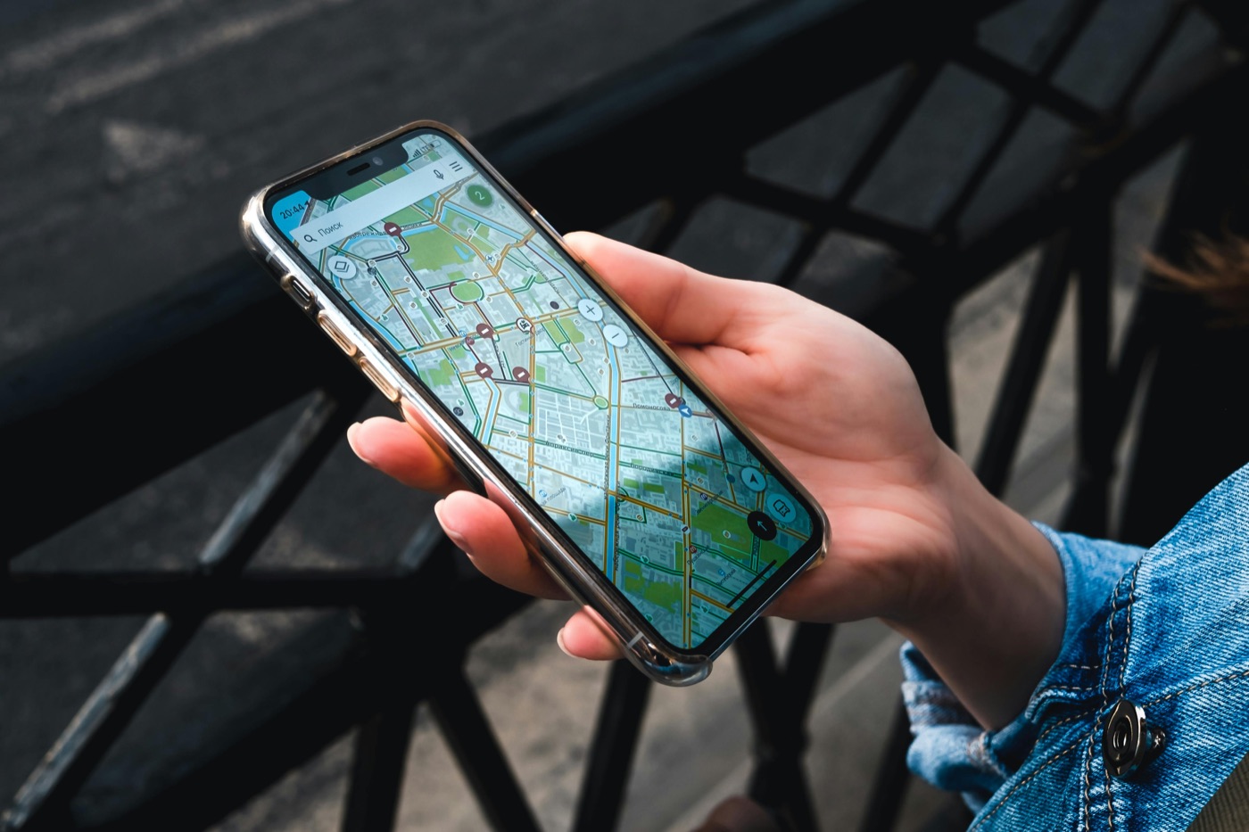 Google Maps auf dem Smartphone eines lokalen Unternehmers