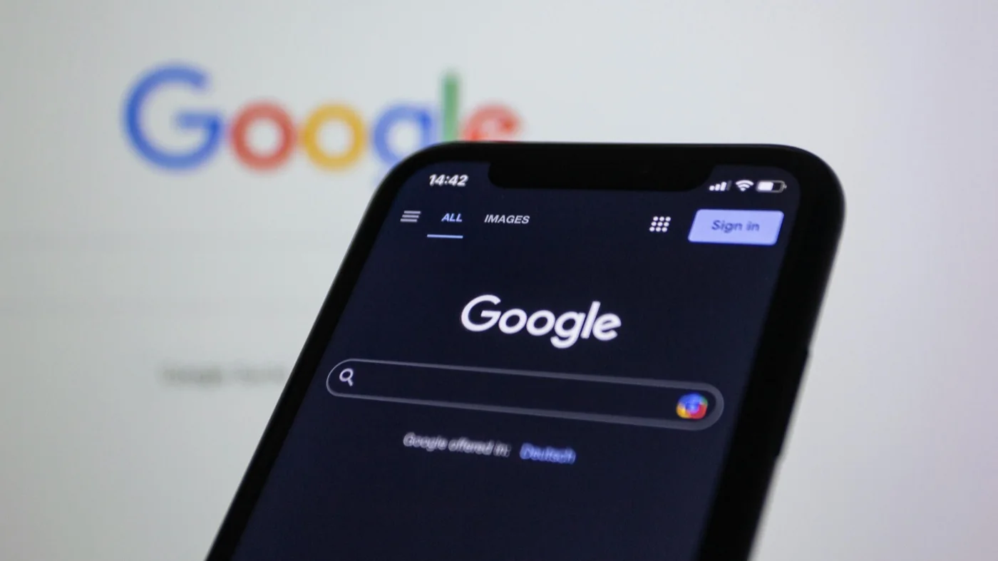 Smartphone mit Google-Suche, wer auf Seite 2 steht, wird nicht gefunden