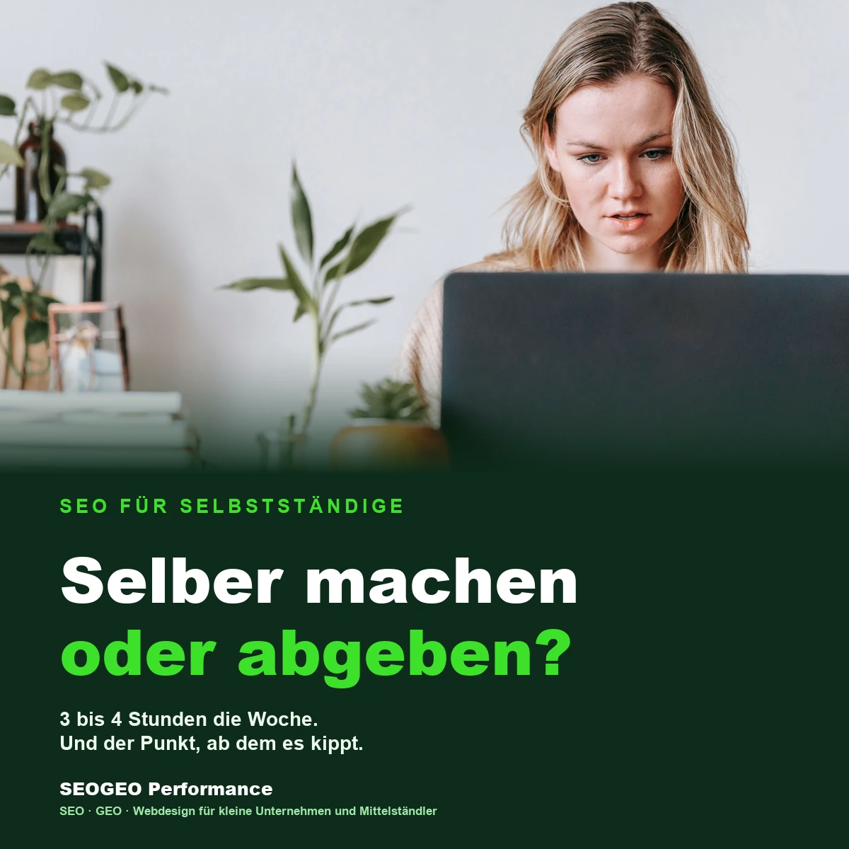 Titelbild SEO für Selbstständige mit der Frage Selber machen oder abgeben, im Bild eine Selbstständige konzentriert am Laptop